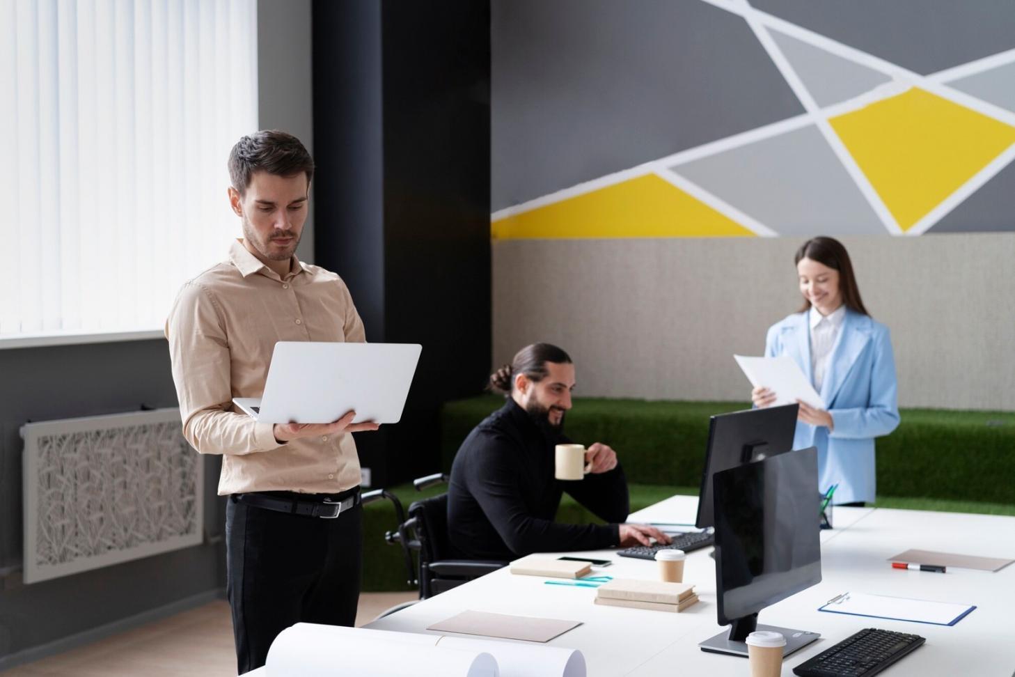 Person beim Durchgehen von Rechnungen und Belegen am Küchentisch