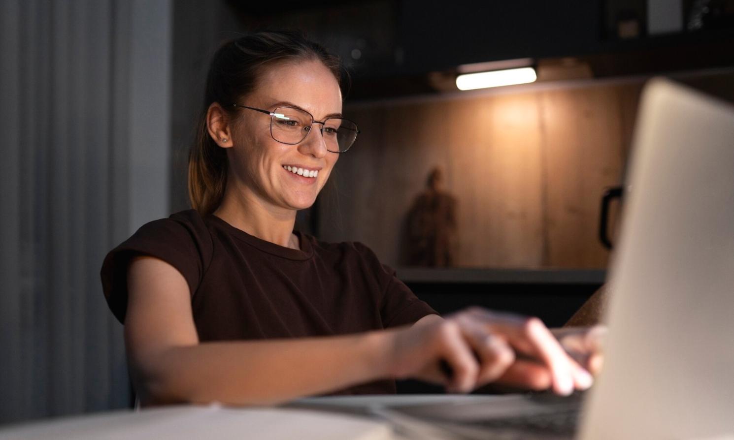 Professionelle Finanzberatung in modernem Büroumfeld mit Blick auf Unterlagen und Laptop