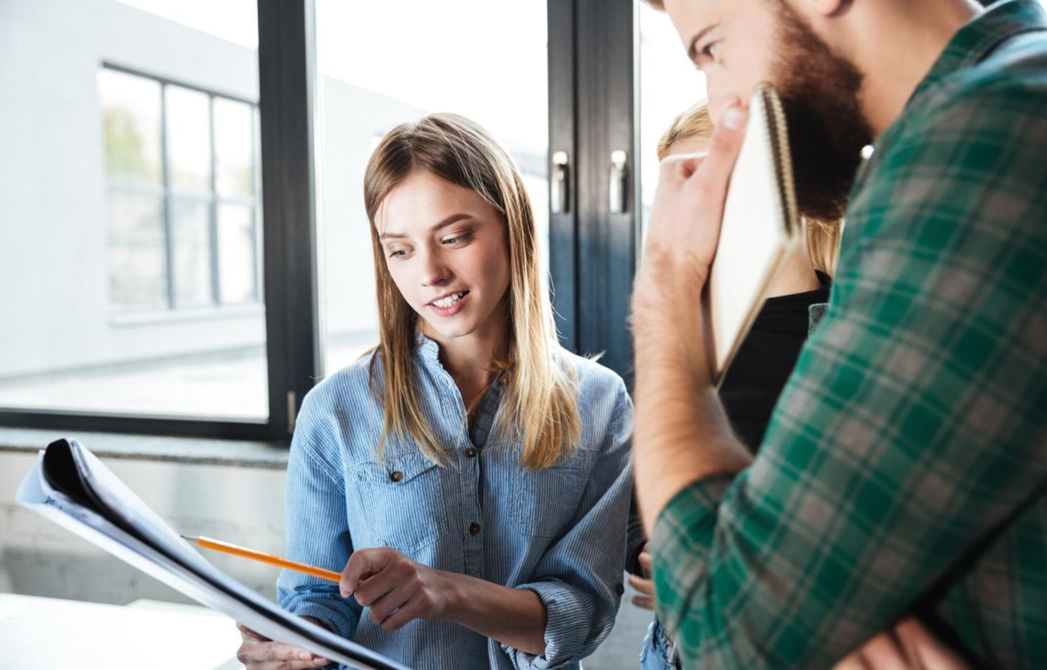 Finanzplanung am Küchentisch mit Belegen und Taschenrechner