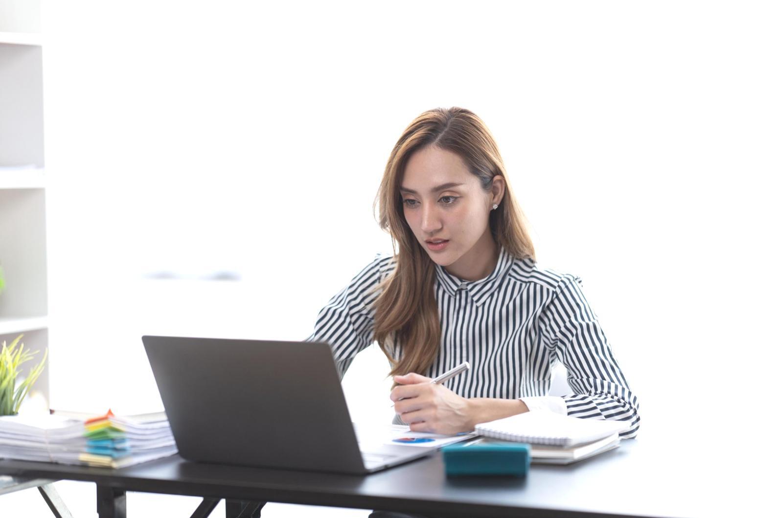 Moderne Budgetplanung mit digitalen Tools und Smartphone