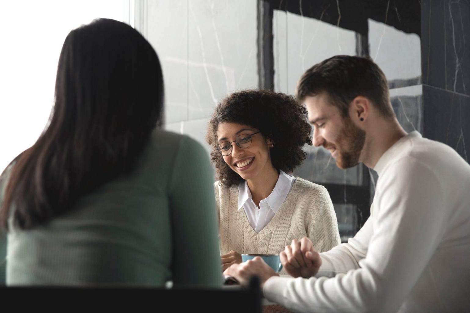 Beratungsgespräch in entspannter Atmosphäre